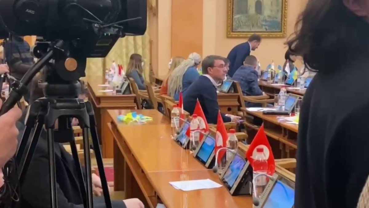 В Одессе на сессии горсовета депутат от партии Шария убрал флаги Украины и назвал возможное нападение РФ фейком