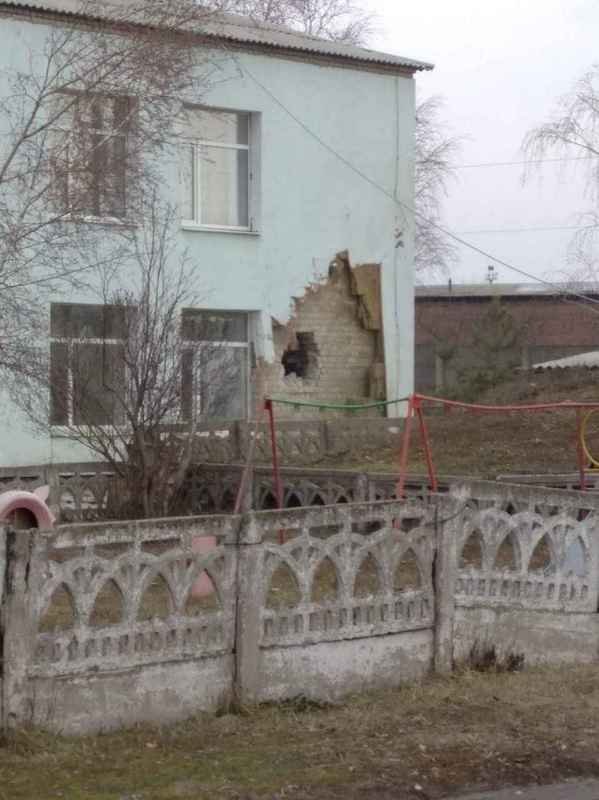 Боевики обстреляли детский сад Боевики обстреляли детский сад