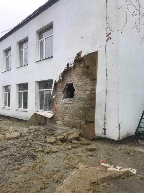 Мина попала в стену здания Мина попала в стену здания