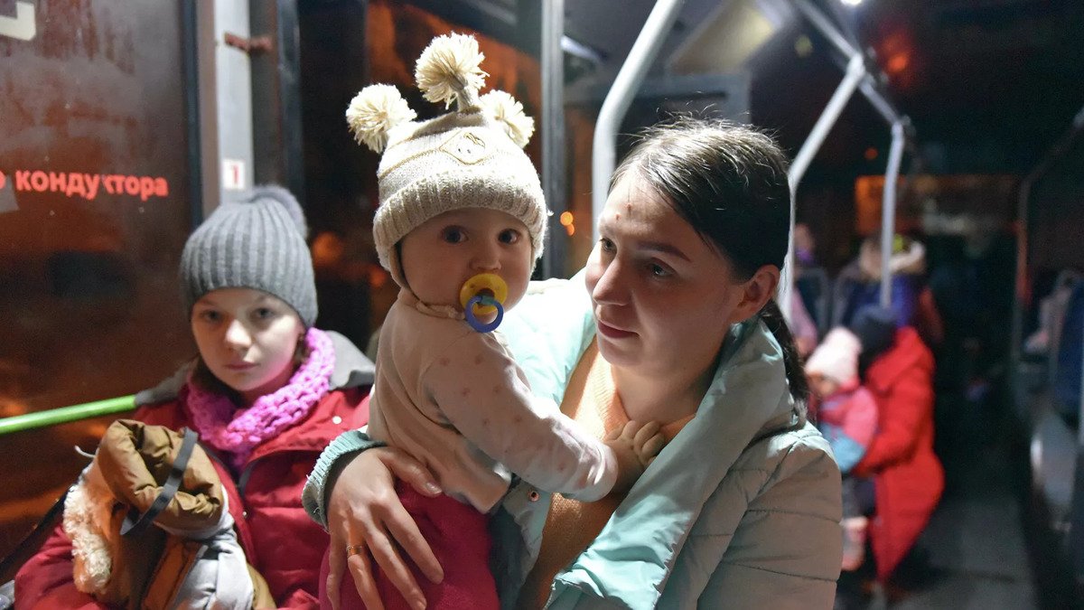 Кілька діб без їжі, води та сну: породіль з немовлятами примусово вивозять з ОРДЛО до РФ