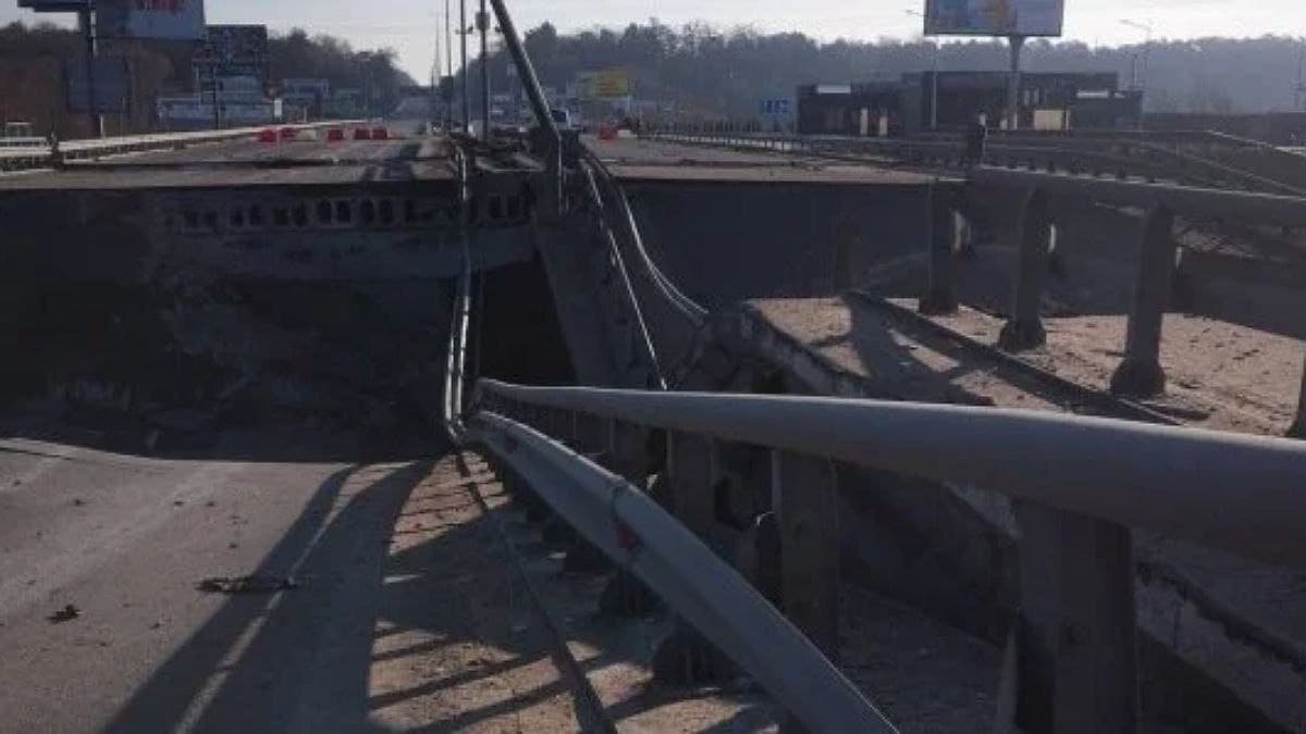 Житомир отрезали от Киева: взорвали мост на трассе возле Стоянки