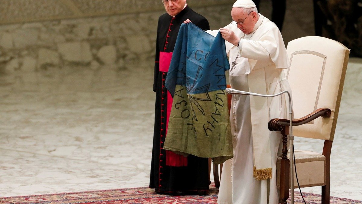 Папа Римський на аудієнції поцілував український прапор із Бучі