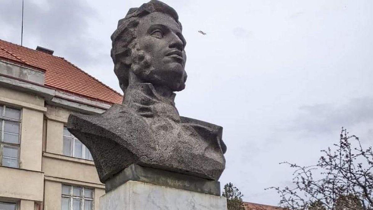 В Ужгороде демонтируют памятник российскому поэту Пушкину