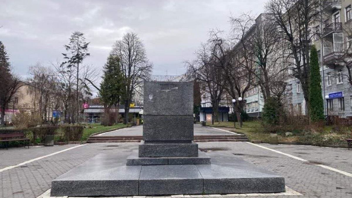 В Тернополе демонтировали памятник российскому поэту Пушкину