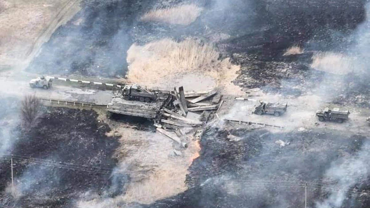 Украинские военные взорвали мост с колонной российской техники, которая двигалась в сторону Изюма