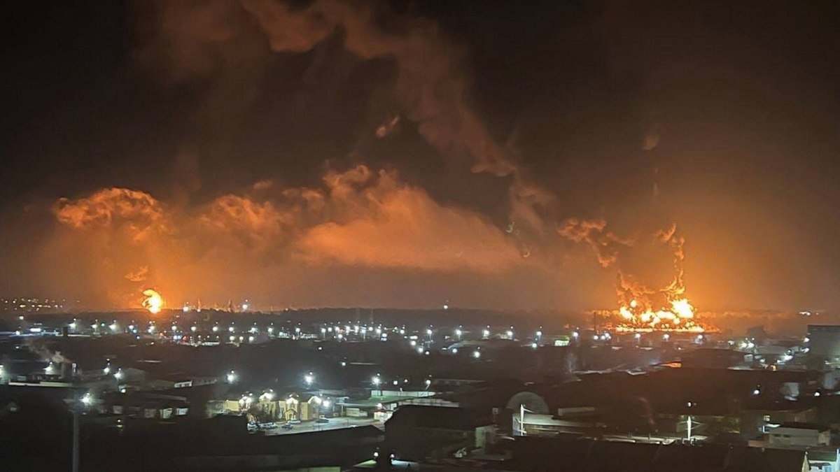 Как в россии восприняли пожары на нефтебазах Брянска