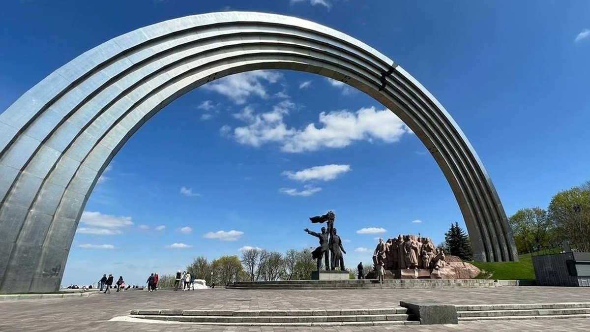 З центру Києва нарешті приберуть пам'ятник «українсько-російському возз'єднанню»