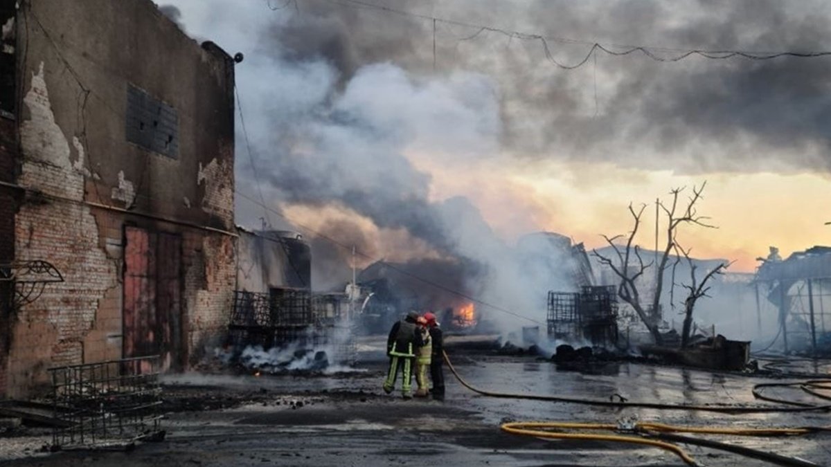 Под Харьковом боевики обстреляли фабрику: вспыхнул пожар, есть погибший