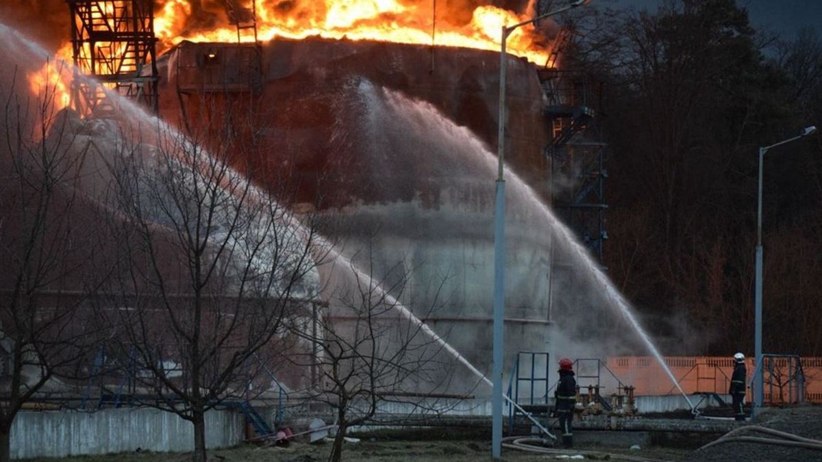 Рашисты ракетными ударами уничтожили 15 нефтебаз в Украине