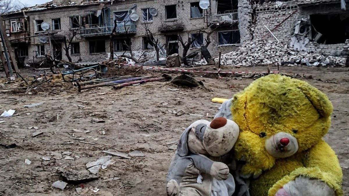 В Україні через обстріли окупантів загинули 318 дітей, ще 580 — поранені