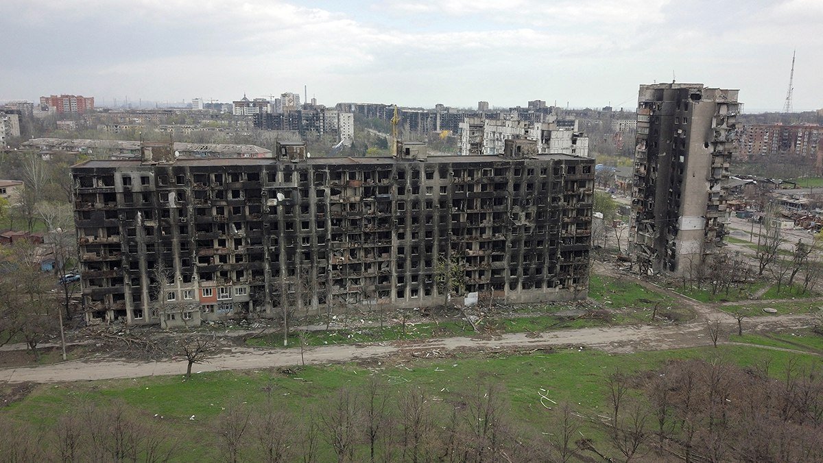 У Маріуполі зносять пошкоджені будинки, виганяючи людей на вулиці