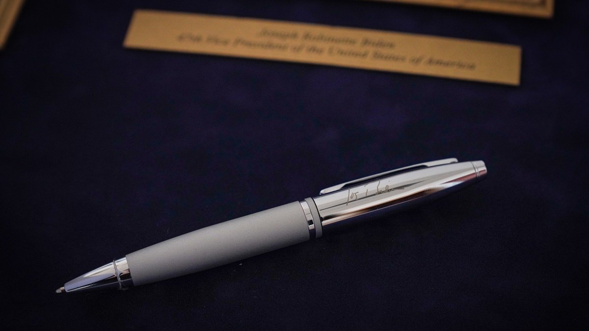 На аукцион выставили ручку, которой Байден подписал закон о ленд-лизе для Украины: деньги отдадут на помощь ВСУ