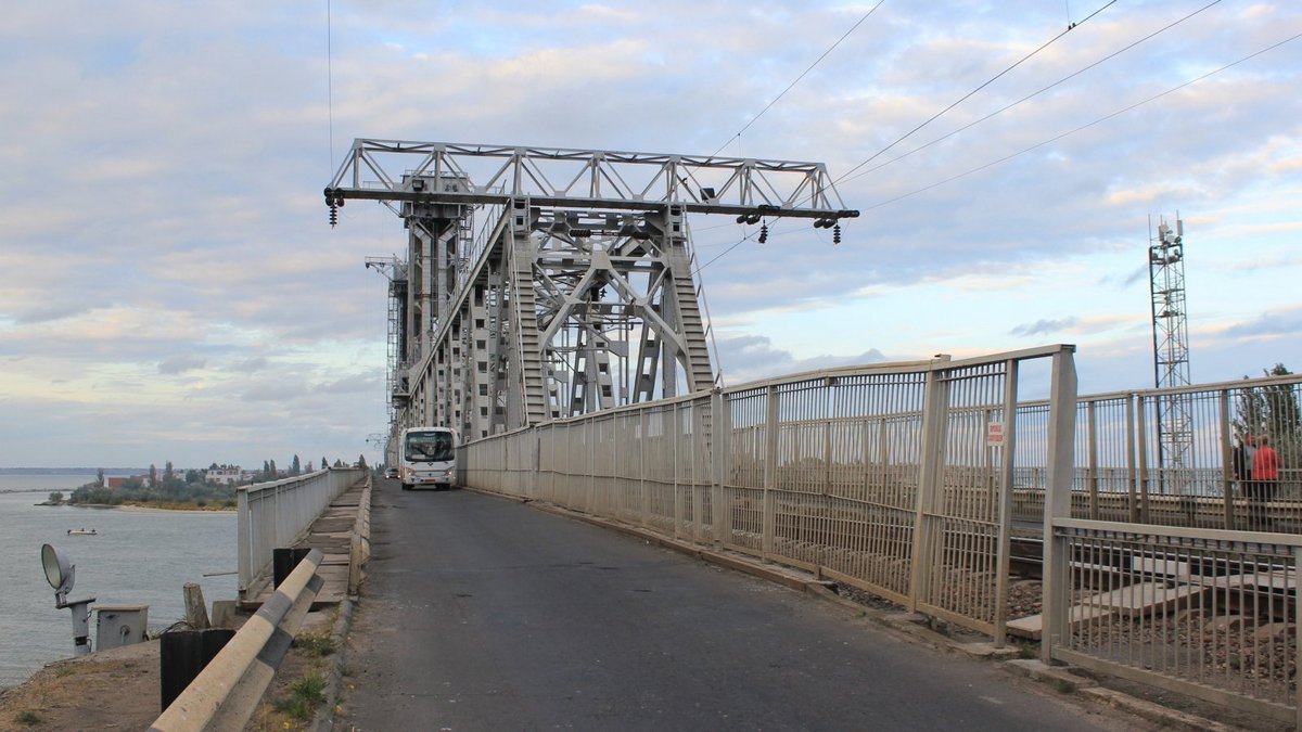 Войска рф выпустили две ракеты в разрушенный мост через Днестровский лиман
