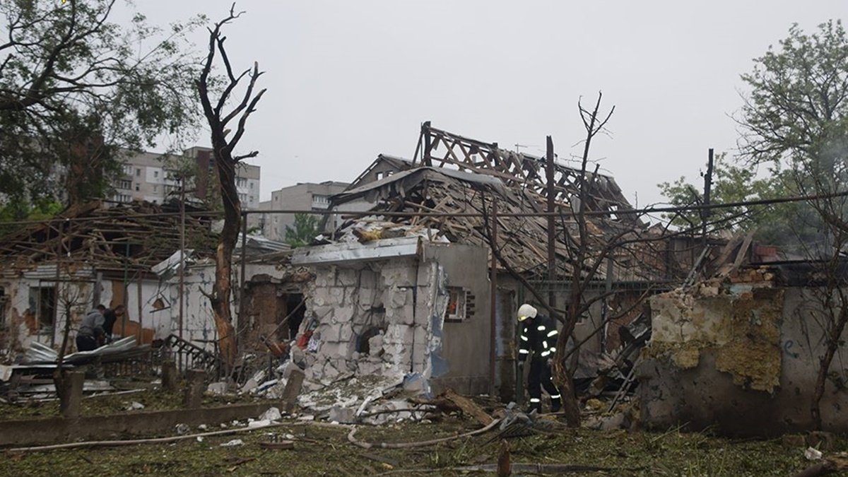 Ракетный удар по Николаеву: вспыхнул пожар в доме, ранен мирный житель
