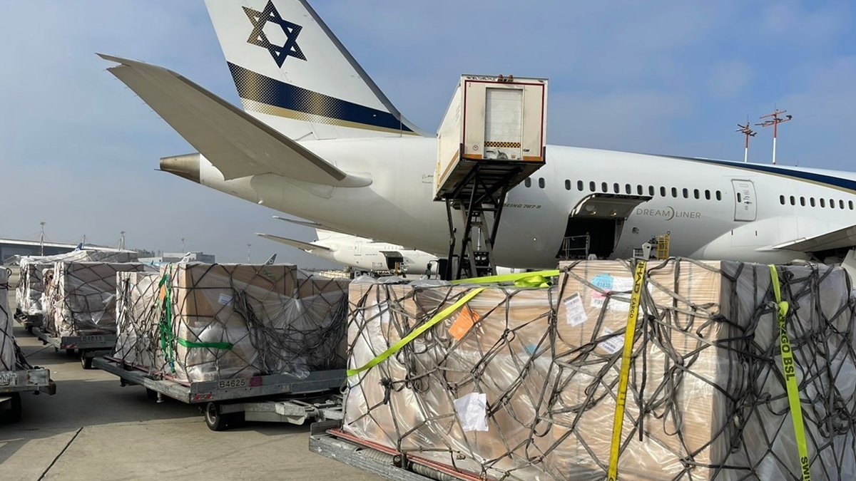 Израиль передал Украине 2 000 касок и 500 жилетов