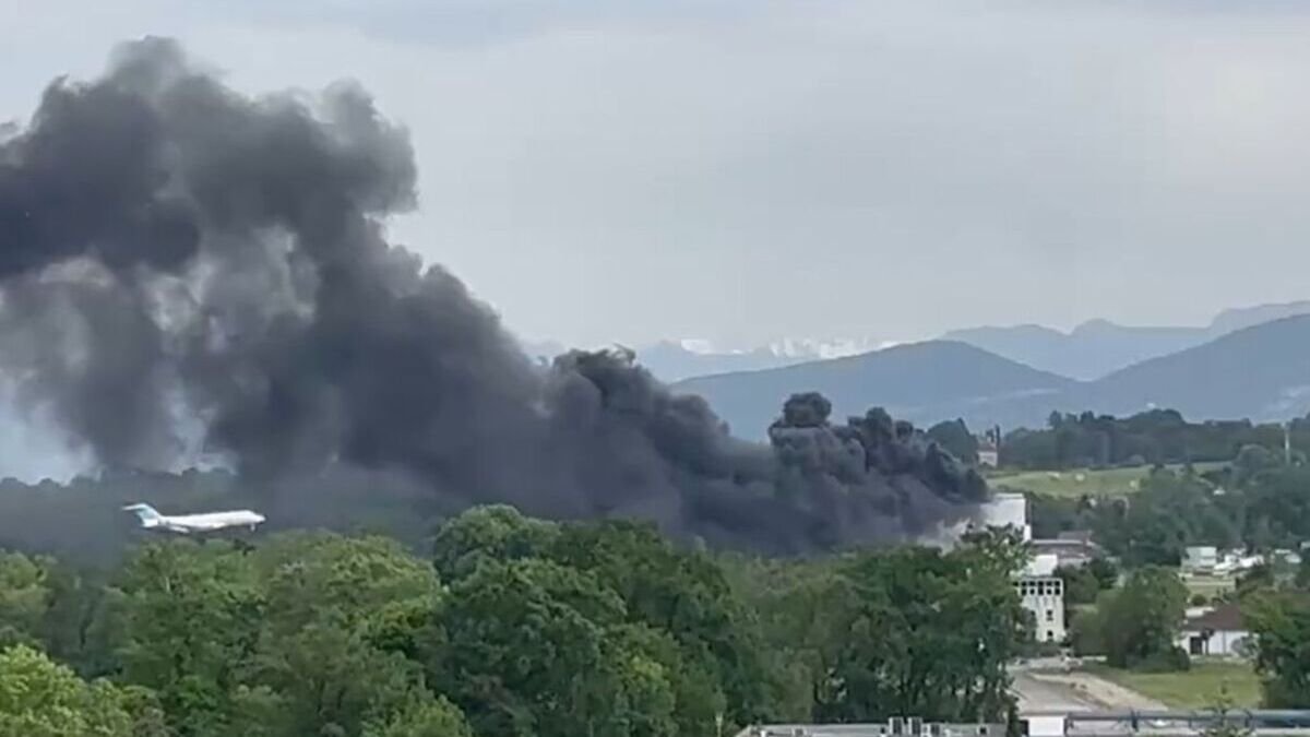 В Женеве около аэропорта начался сильный пожар: посадку и вылеты временно остановили