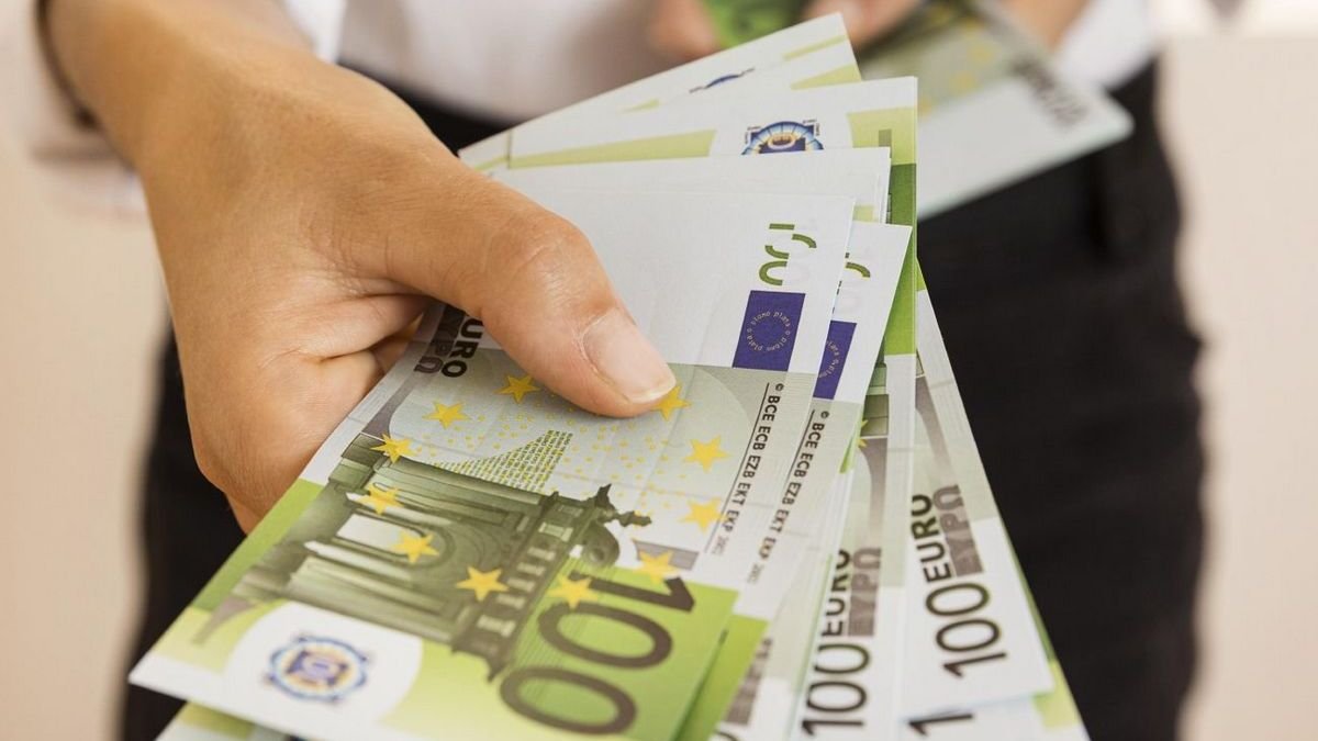 Украинцы в Германии смогут обменять гривны на евро
