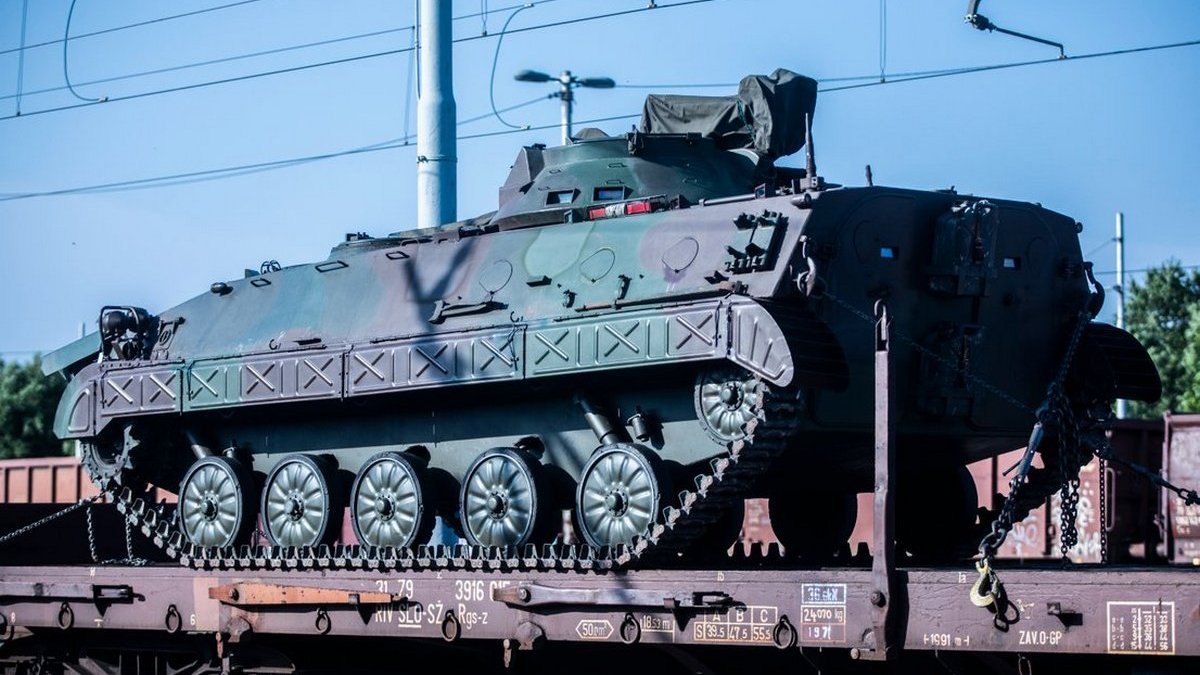 Украина получит 35 боевых машин пехоты М-80А. Их везут в обход Венгрии, которая не дала разрешение на транзит