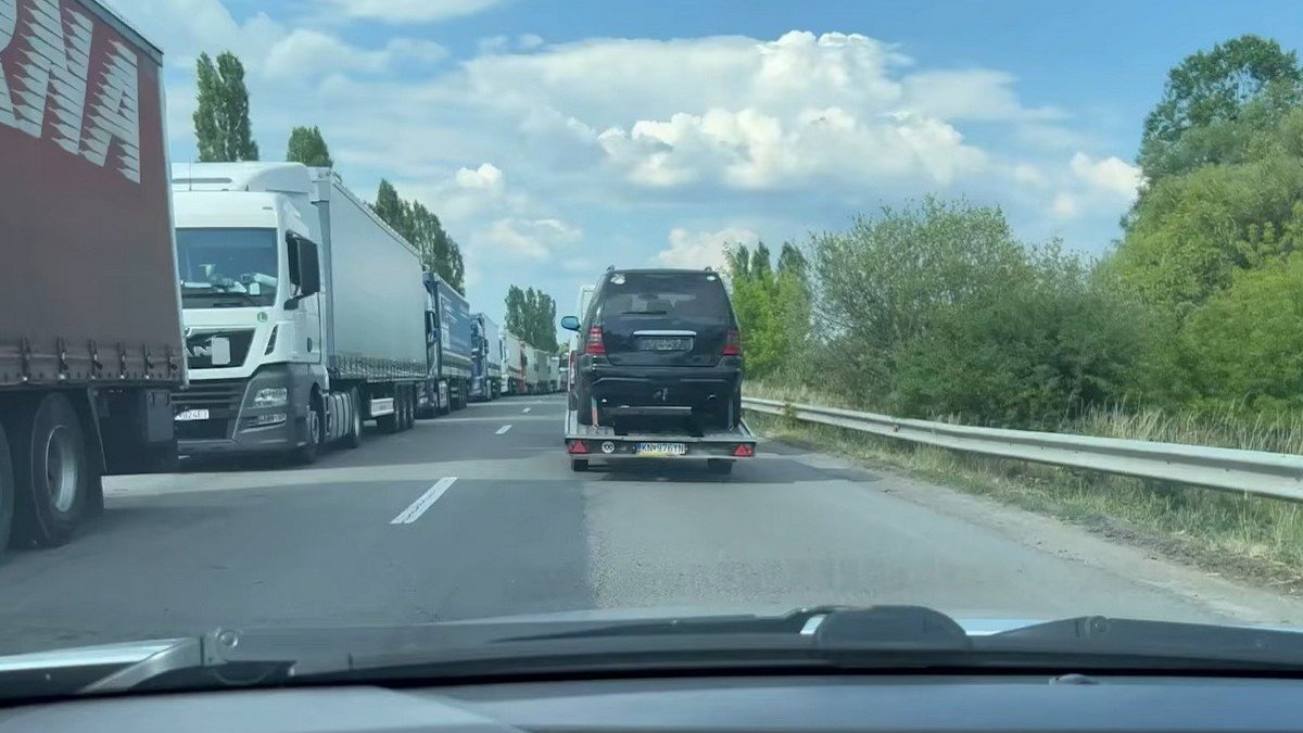 На кордонах України кілометрові черги з авто