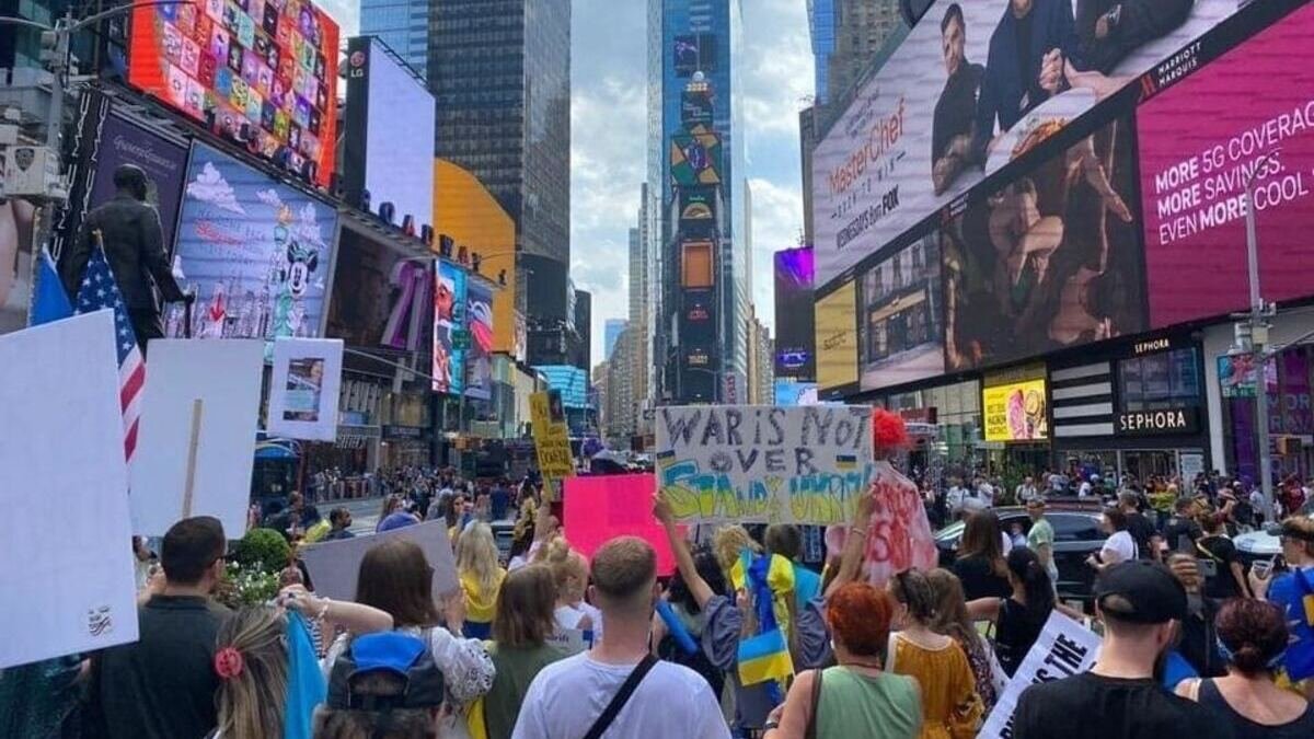 В центре Нью-Йорка провели антивоенную акцию «Война не закончилась»