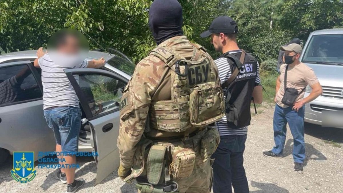 Підробляв документи про інвалідність та пенсійні посвідчення: у Дніпрі затримали організатора схеми переправки «ухилянтів» за кордон