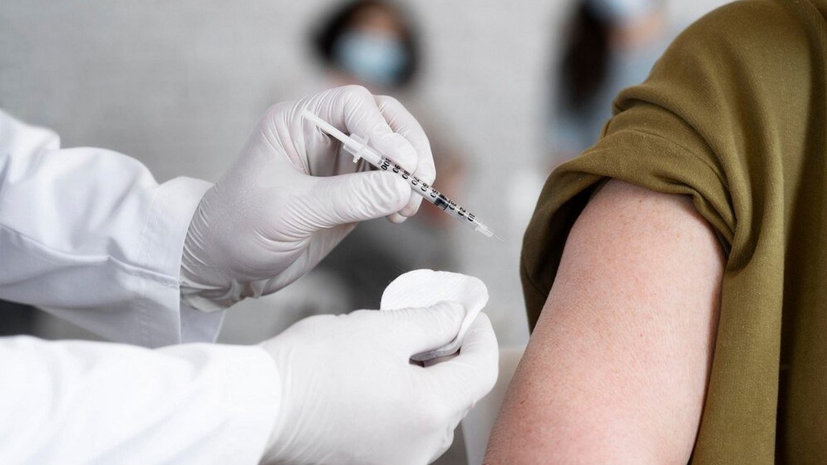 Вакцинація дорослих: які щеплення варто зробити людям, старшим за 25 років