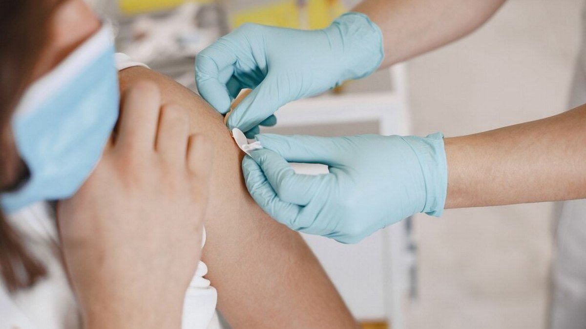В Украине базовый курс прививки от COVID-19 получили 49 % населения
