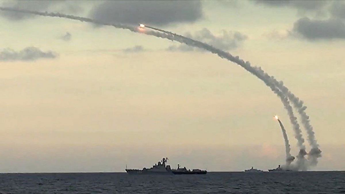 Войска рф демонстративно подтягивают боевые корабли в Чёрное море