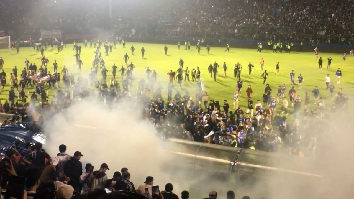 Смертельная потасовка после футбольного матча в Индонезии: погибли почти 200 человек