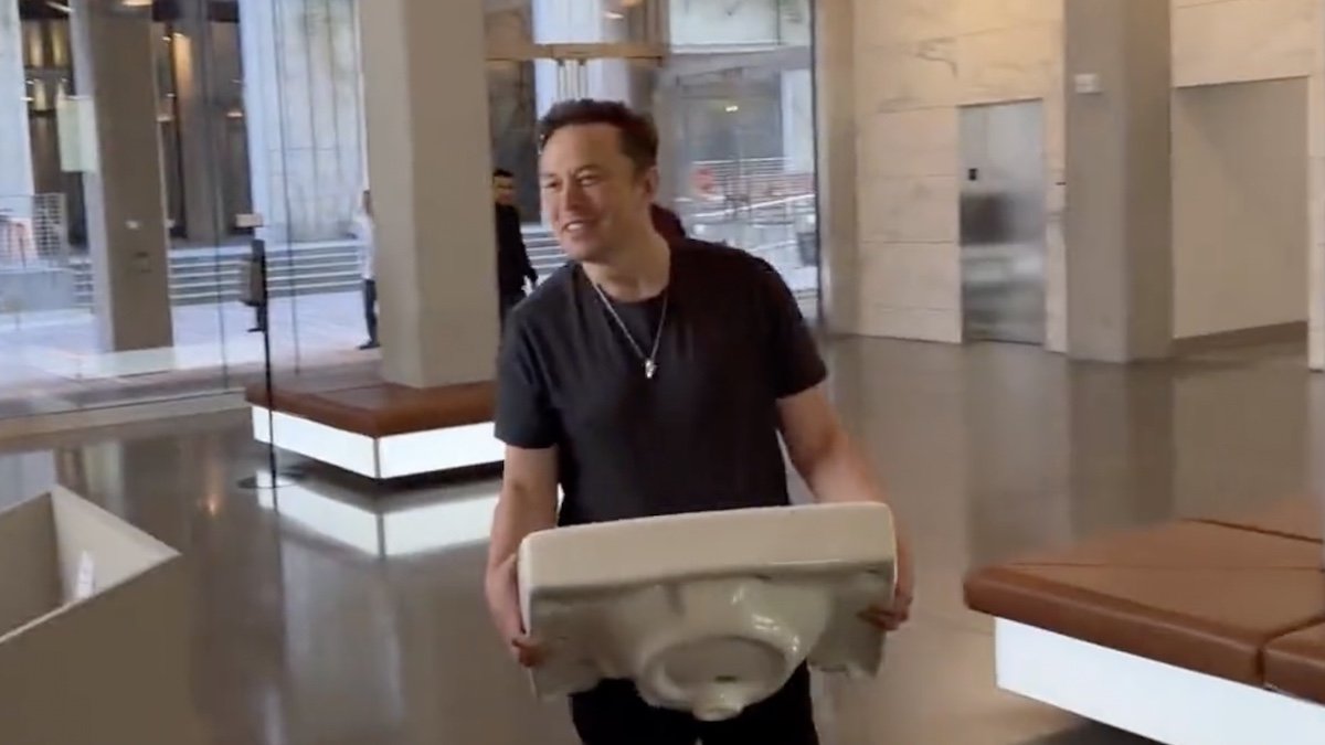 Маск официально купил Twitter и посетил штаб-квартиру компании