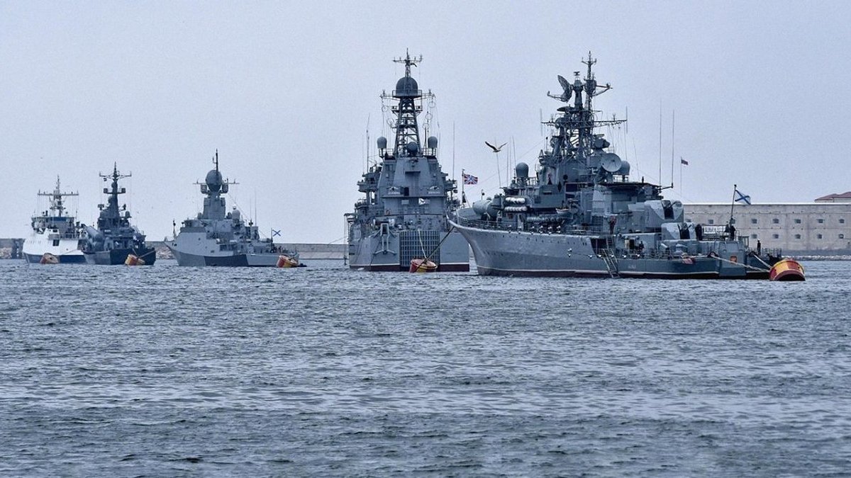Атака дронів на Чорноморський флот рф в Севастополі: з'явилися перші супутникові знімки