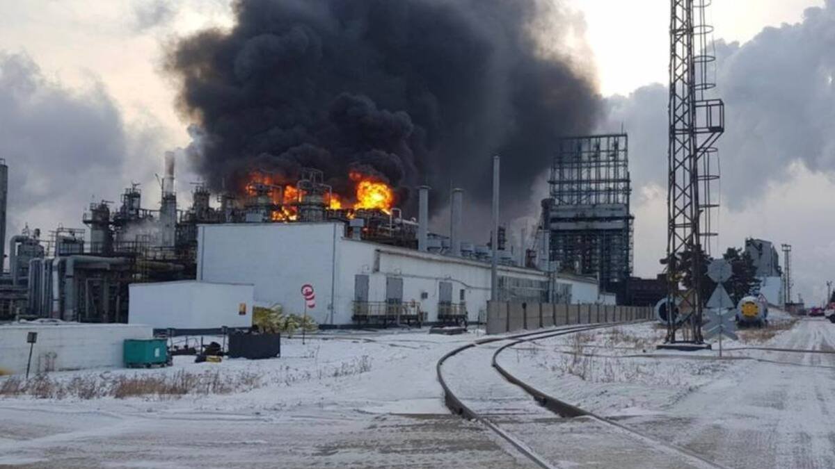 В російському Ангарську знову палять «де попало»: горить нафтопереробний завод