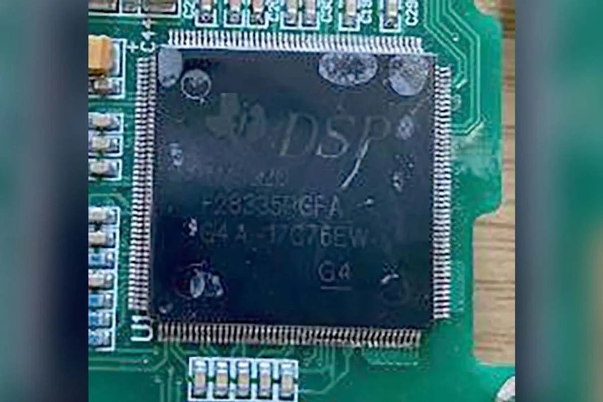 Мікроконтролер із лого Texas Instruments, знайдений у дроні Мікроконтролер із лого Texas Instruments, знайдений у дроні