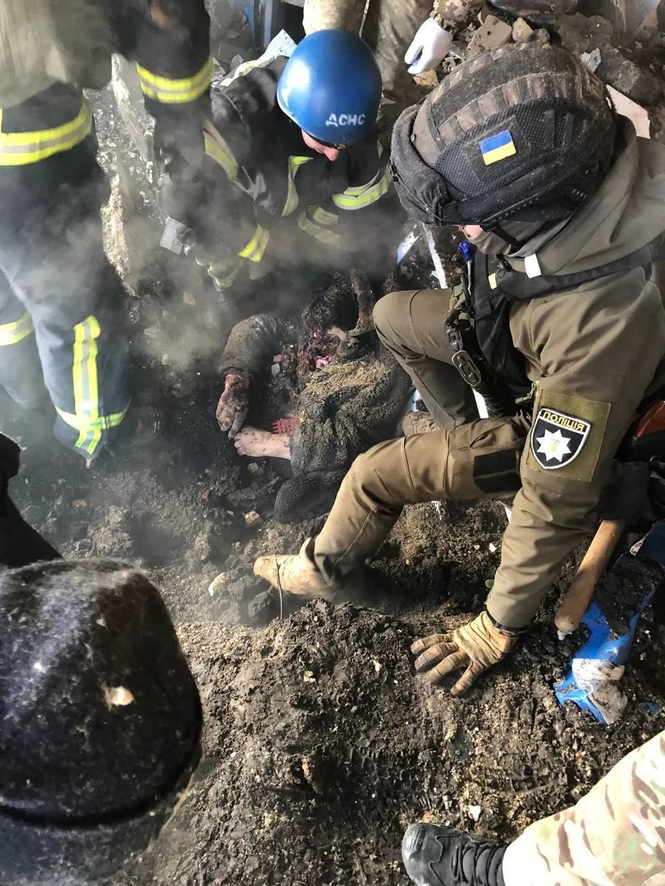 Рятувальники і поліцейські дістають постраждалих з-під завалів Рятувальники і поліцейські дістають постраждалих з-під завалів