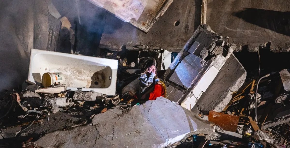 Осталась только ванная: сеть облетела фото девушки на развалинах дома в Днепре