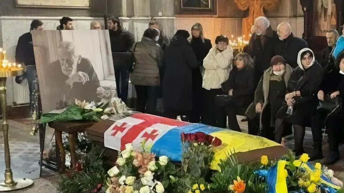 Гроб Кикабидзе покрыли украинским флагом