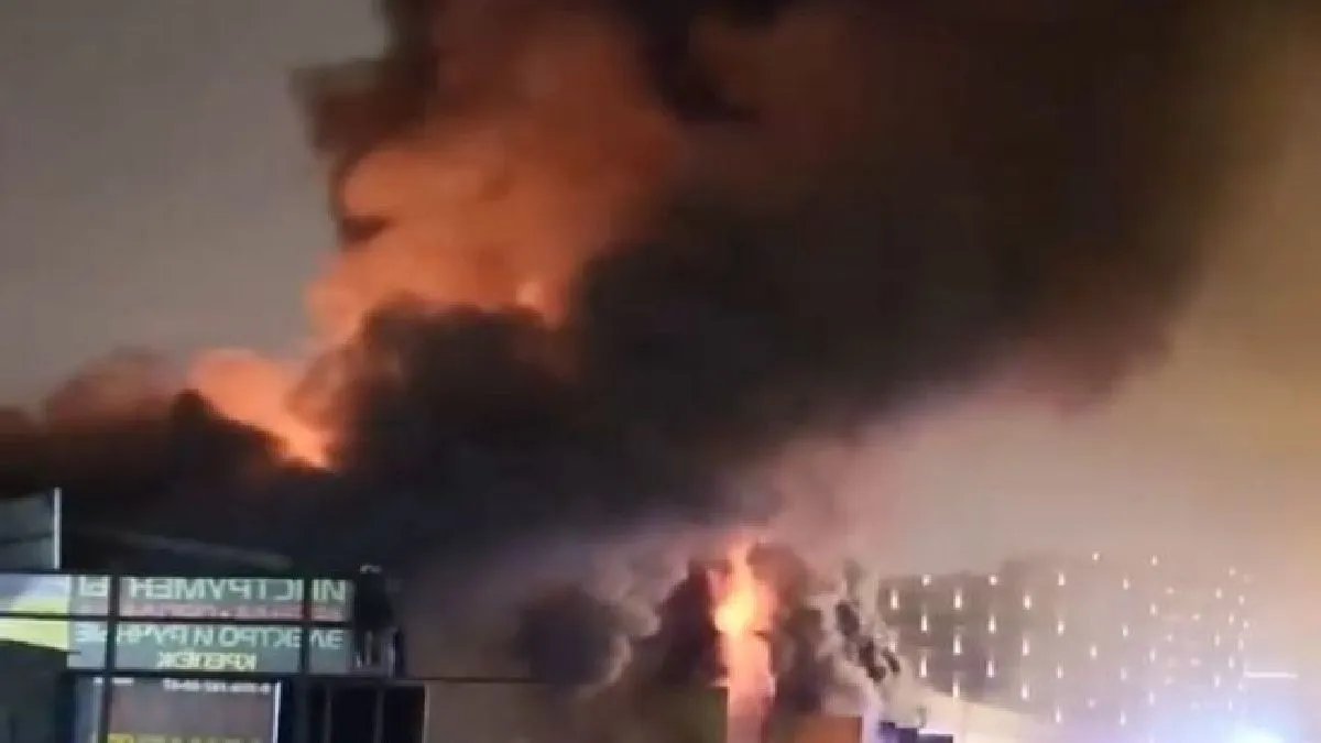 Масштабный пожар в Москве: загорелся строительный торговый центр