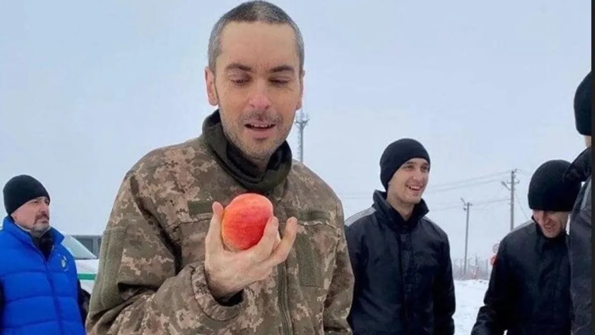 Впервые за год ел фрукты: фото освобожденного из плена украинца подорвало соцсети