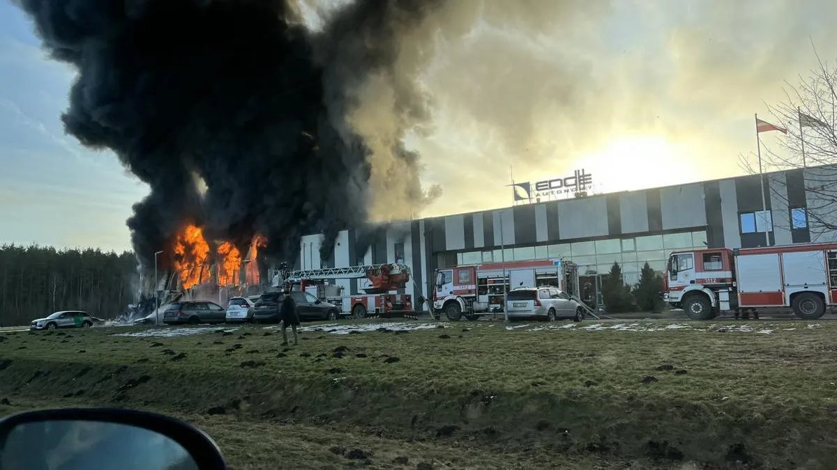 В Латвии произошел масштабный пожар на заводе по производству дронов, которые поставляли Украине