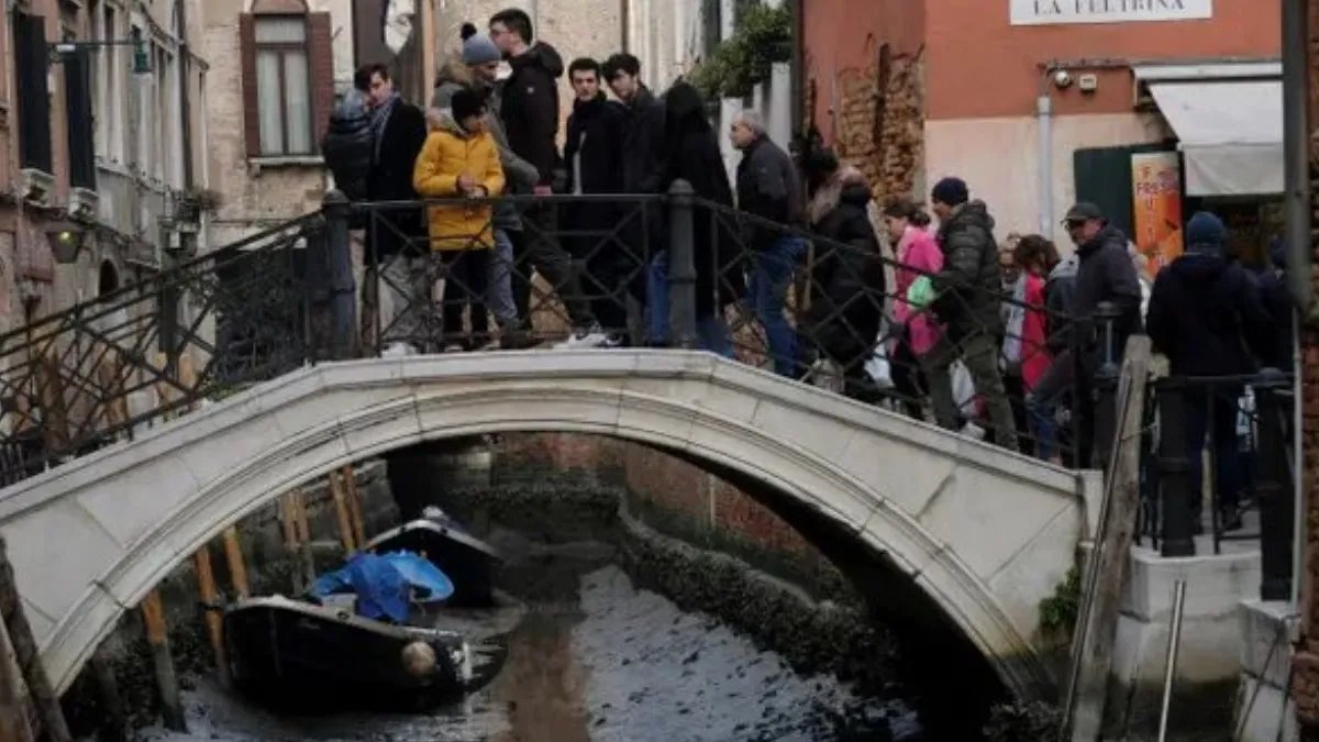 Гондоли у калюжах, "швидка" не працює:  у Венеції пересохли всесвітньо відомі канали