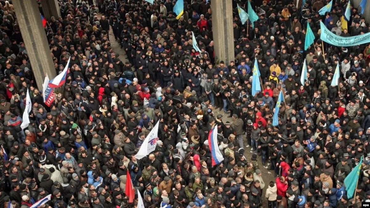 "Повернувши Крим, ми відновимо мир". Що Зеленський та інші українці кажуть про День спротиву на півострові