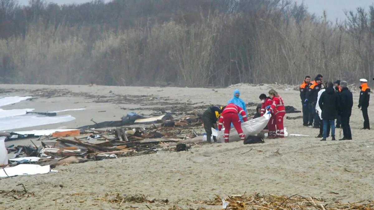 Лодка с мигрантами разбилась у побережья Италии: известно о десятках погибших