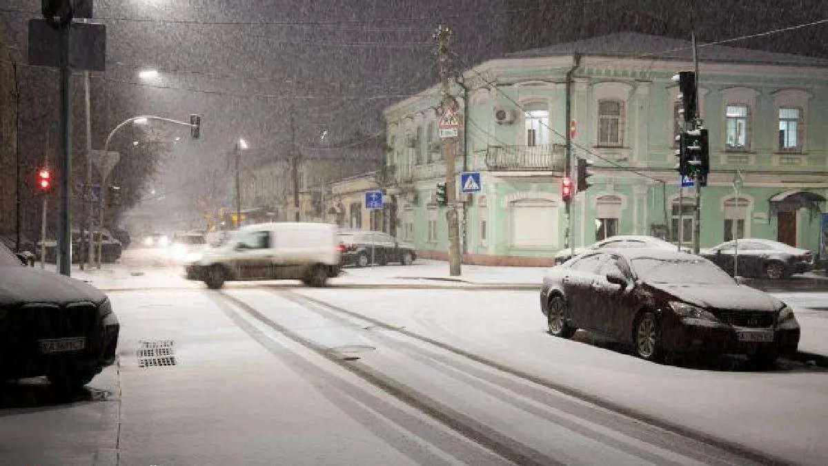 Киев накрывает сильный снегопад с порывами ветра до 20 м/с