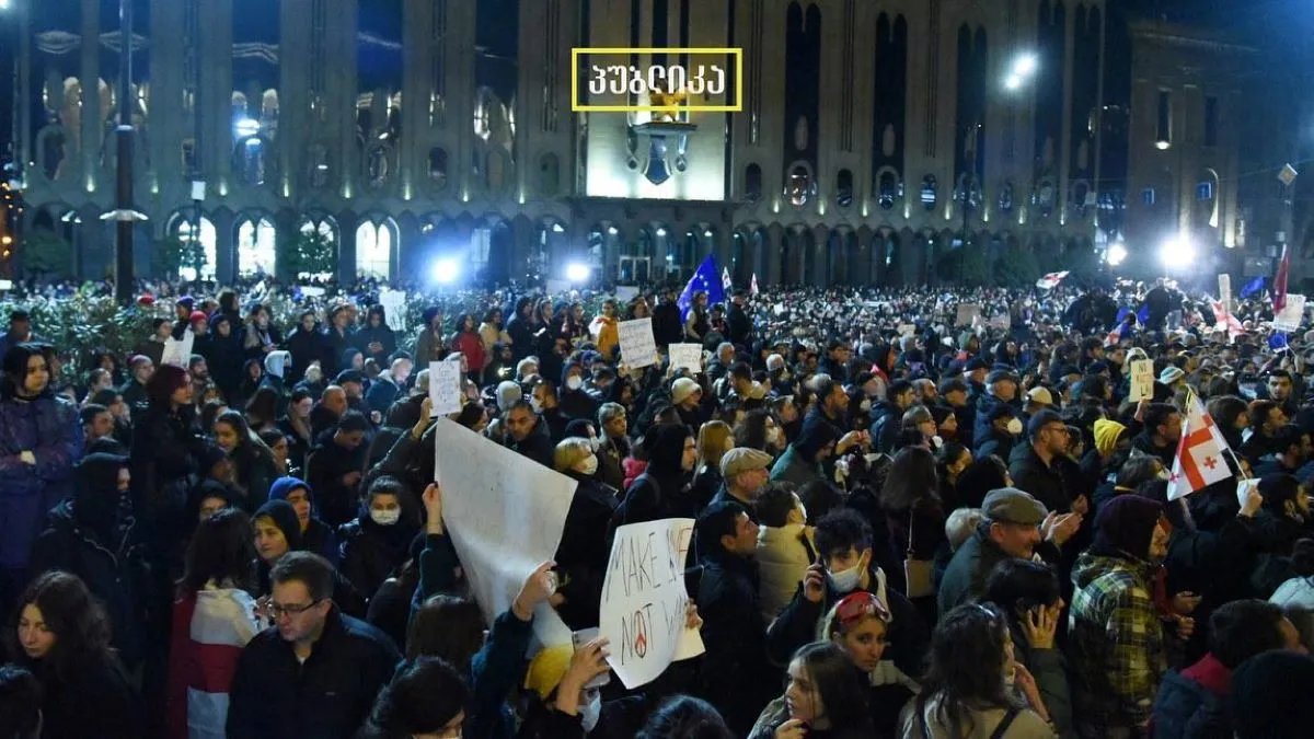 Протесты продолжаются: в Тбилиси на проспекте Руставели собрались десятки тысяч человек