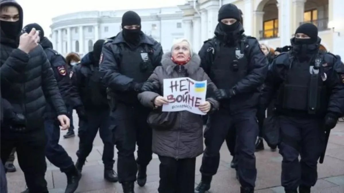 російська мітингувальниця
