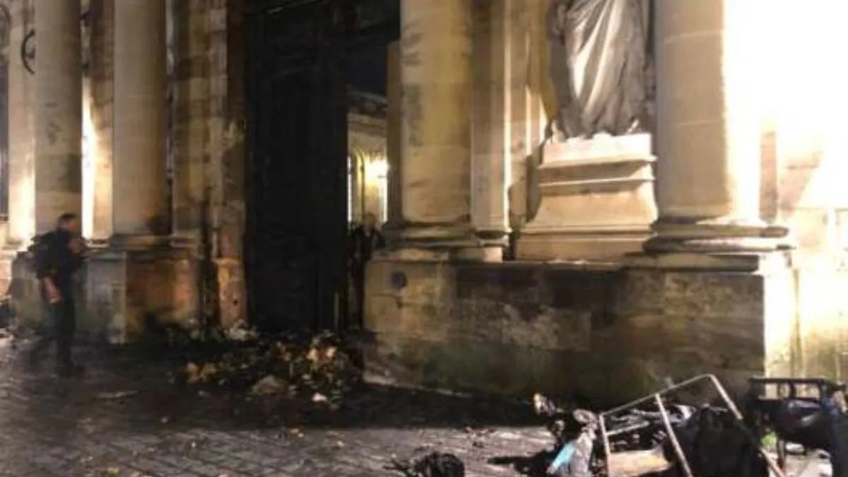 У Франції під час пенсійних протестів невідомі підпалили мерію — відео