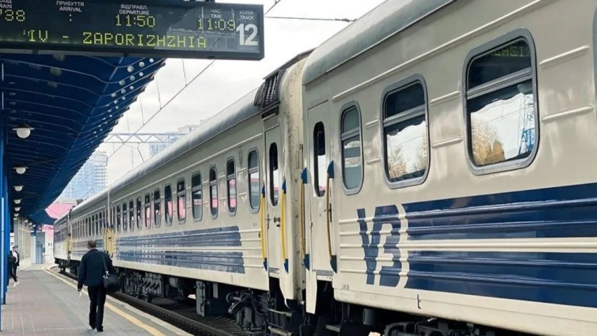 Вчасно не прибуде: через обстріли чотири потяги Укрзалізниці затримаються більш ніж на годину