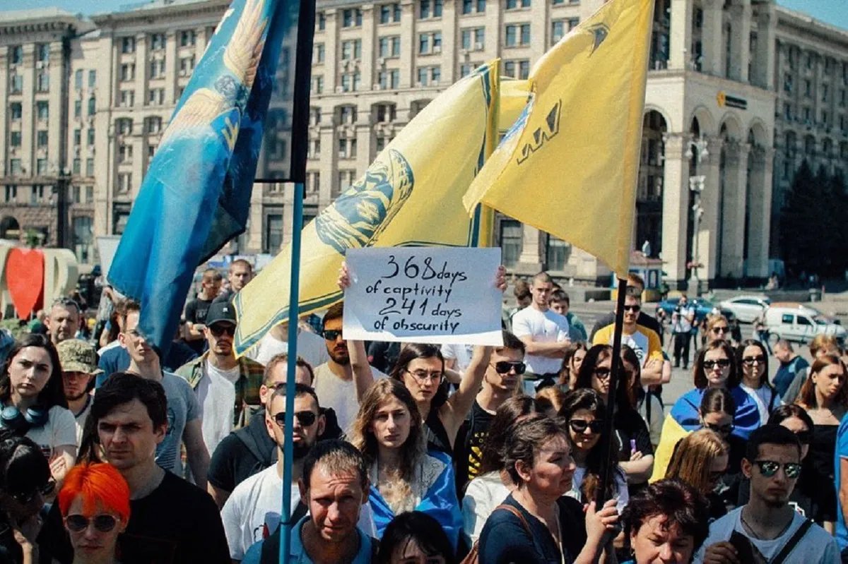 "Ждем героев Мариуполя": в центре Киева состоялось шествие в годовщину выхода защитников из "Азовстали"