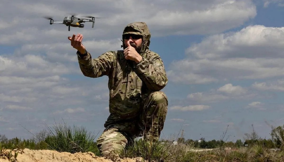 Бійці ЗСУ витрачають майже всю зарплату на купівлю дронів – The Guardian