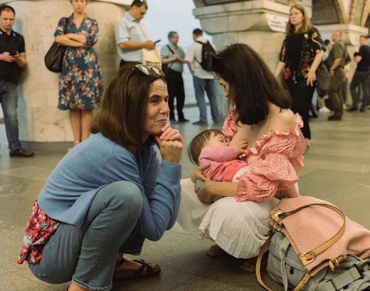 У метро Києва зробили неймовірне фото української "Мадонни з немовлям" під час тривоги